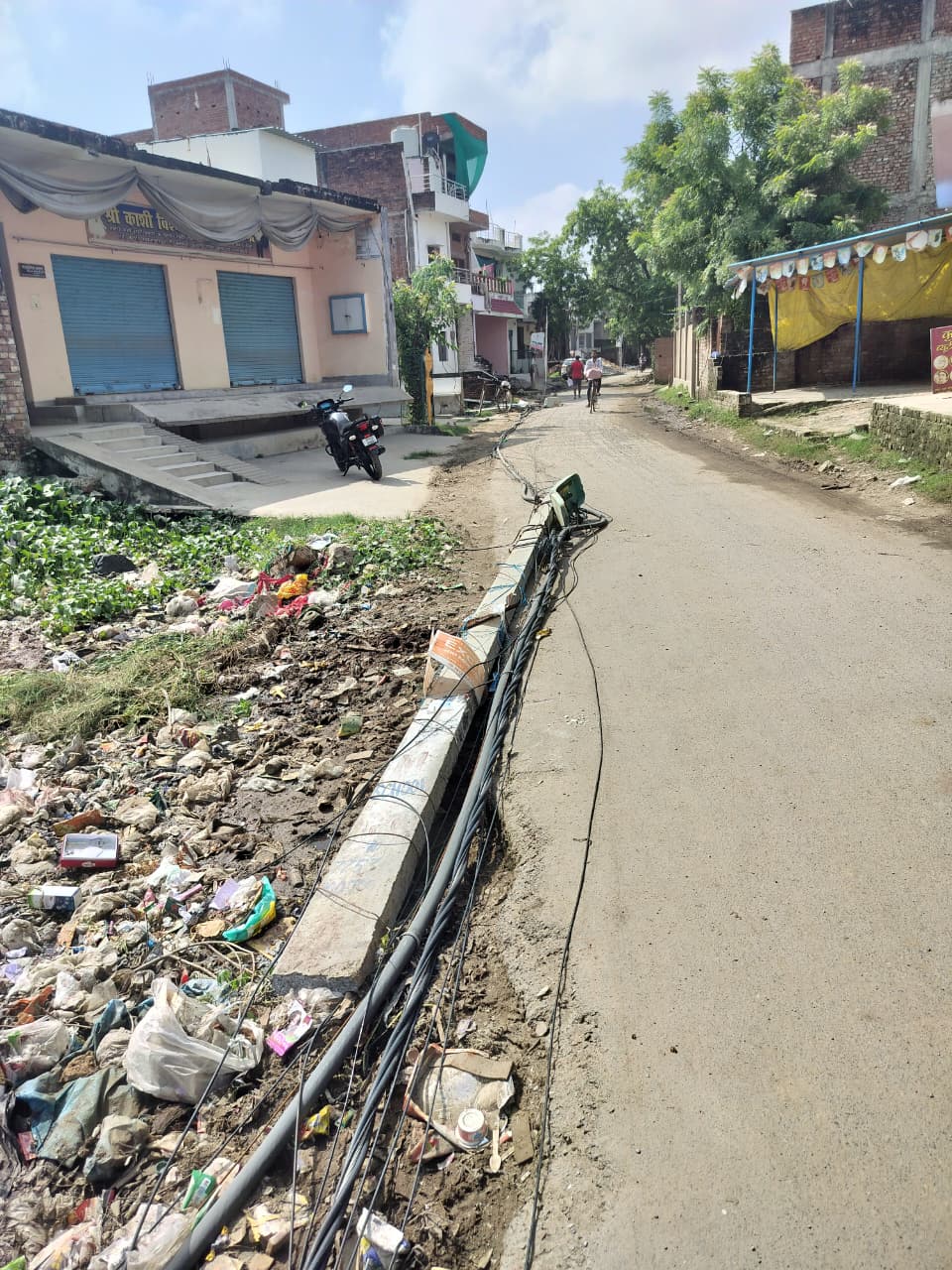 डंपर चालक की लापरवाही से सात बिजली के खंभे धराशाई, आधा दर्जन कॉलोनियों की बिजली गुल
