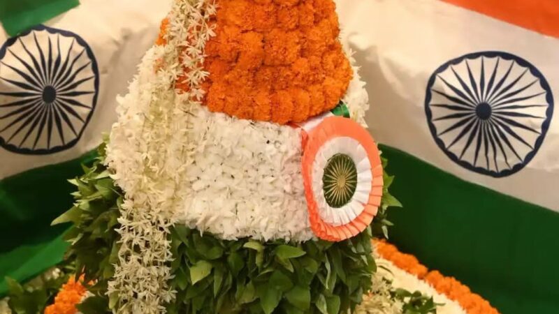 श्री काशी विश्वनाथ मंदिर में भगवान विश्वनाथ का तिरंगा श्रृंगार