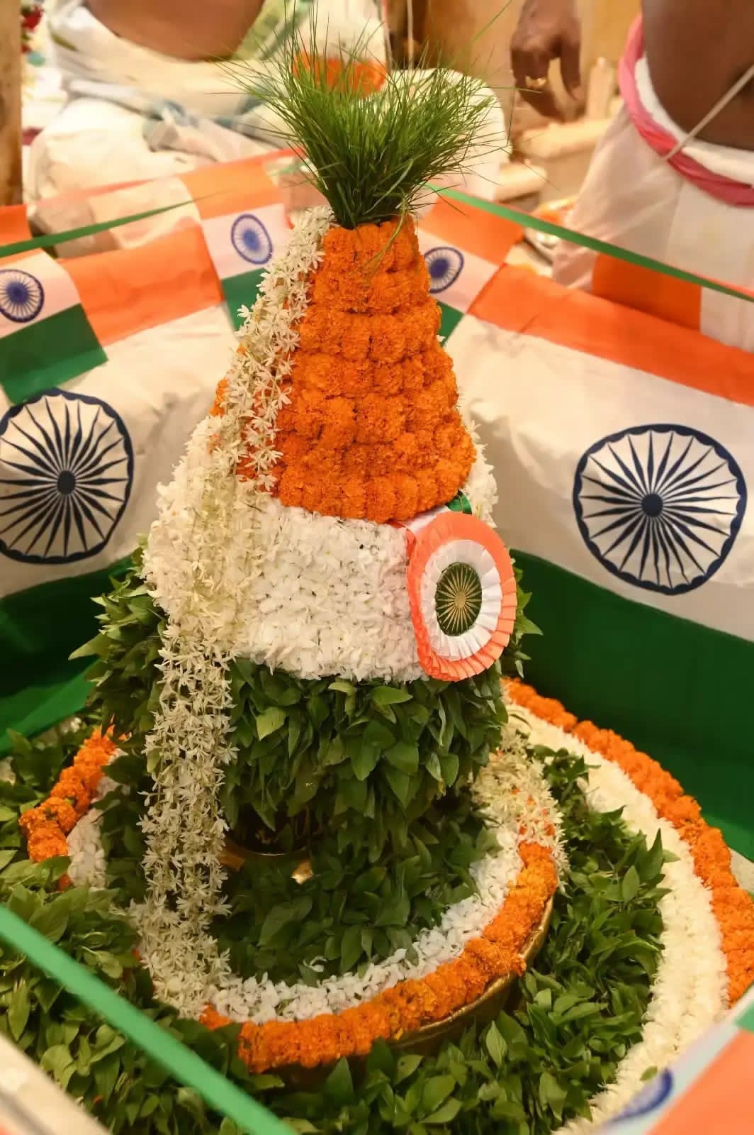 श्री काशी विश्वनाथ मंदिर में भगवान विश्वनाथ का तिरंगा श्रृंगार