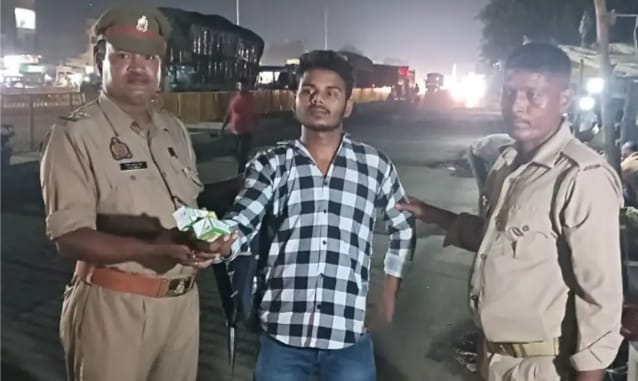 बिहार में शराब बेचने जा रहे युवक को चंदौली पुलिस ने पकड़ा