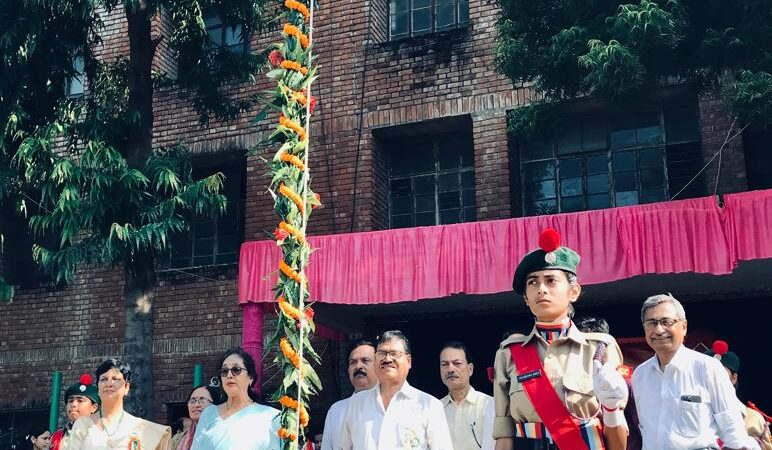 मलदहिया स्थित सिंह निकेतन में धूमधाम से मनाया गया स्वतंत्रता दिवस