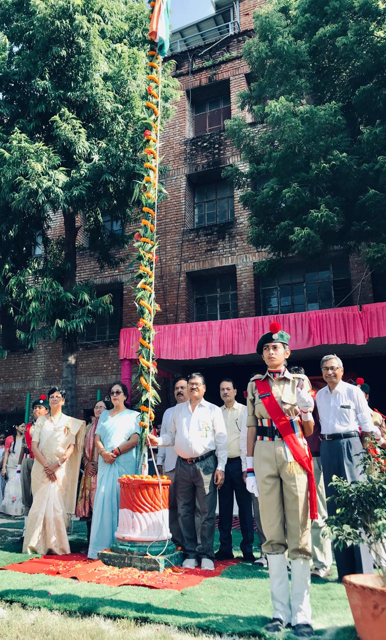 मलदहिया स्थित सिंह निकेतन में धूमधाम से मनाया गया स्वतंत्रता दिवस