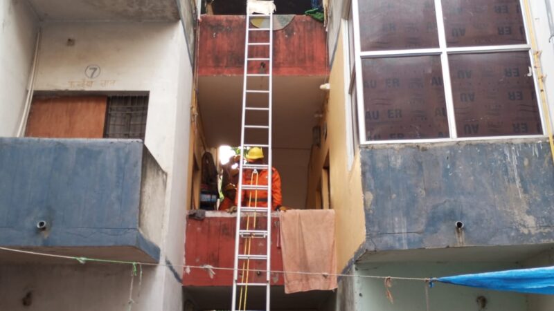 कांशीराम आवास का जर्जर बारजा गिरा, बड़ा हादसा टला