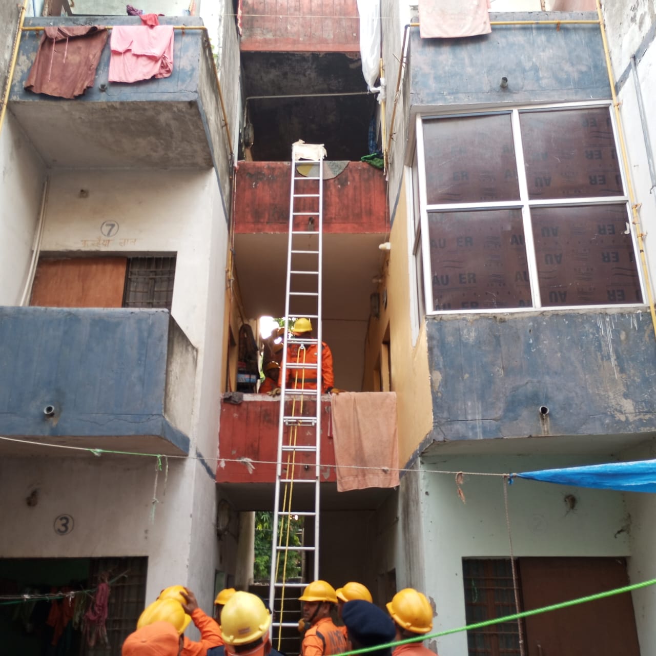 कांशीराम आवास का जर्जर बारजा गिरा, बड़ा हादसा टला