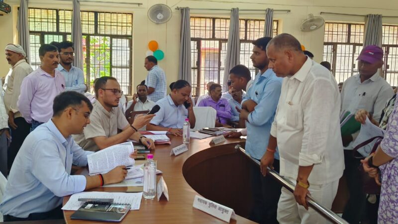 संपूर्ण समाधान दिवस में आएं 96 शिकायती पत्र