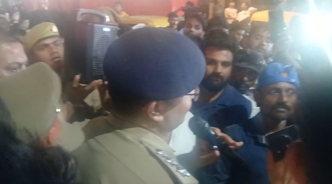 सड़क हादसे के मृतक का शव सड़क पर रख चक्का जाम