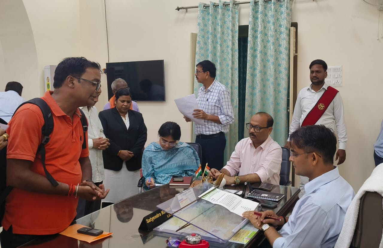 वाराणसी: जिलाधिकारी ने जनसमस्याओं केत्वरित निस्तारण के दिए निर्देश