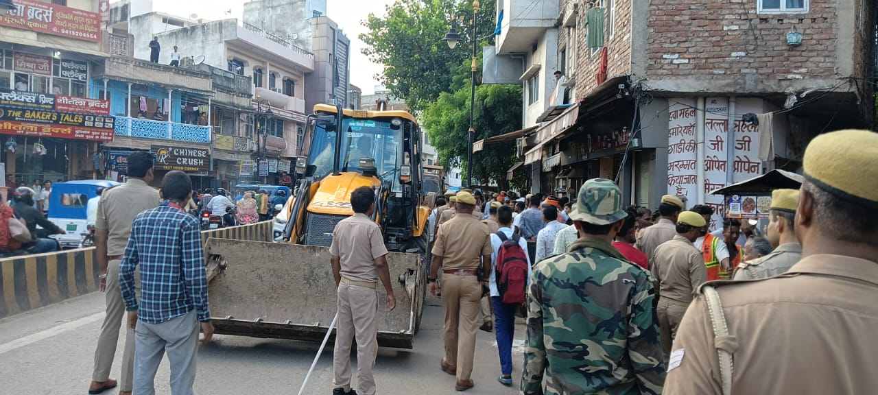 चेतगंज में सड़कों और नालियों को कराया गया अतिक्रमण मुक्त