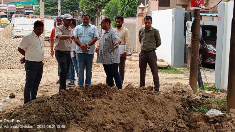 सी0एम0 ग्रिड योजना के तहत सड़क निर्माण कार्यों का नगर आयुक्त ने किया निरीक्षण
