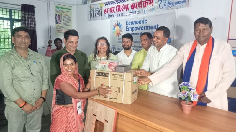 रोहनिया विधायक ने दिव्यांगजन महिलाओं को वितरित की मोटराइज्ड सिलाई मशीनें