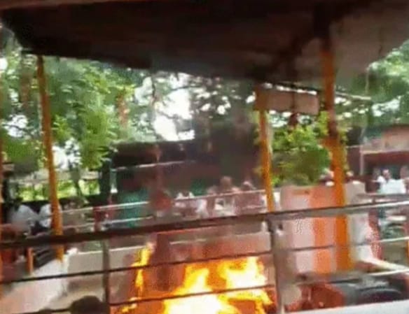 वरिष्ठ नागरिक ने तहसील परिसर में खुद को लगाई आग