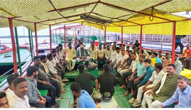 नाविक महापंचायत: आर्थिक संकट का हवाला देकर नाव संचालन शुरू करने की मांग
