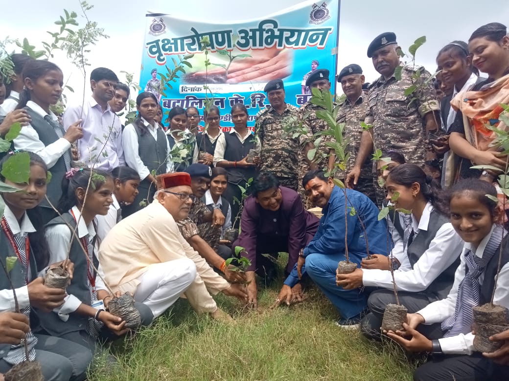 बीएनएस महिला महाविद्यालय में बृहद वृक्षारोपण