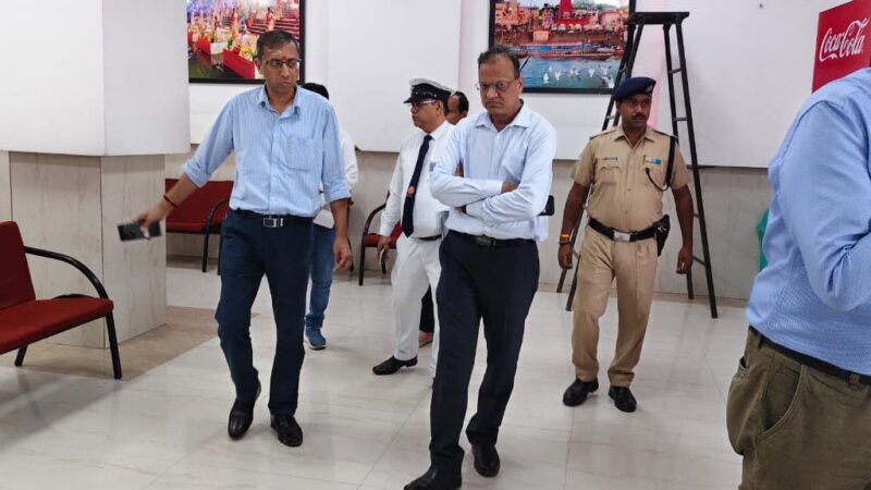 बनारस रेलवे स्टेशन पर यात्री सुविधाओं का निरीक्षण