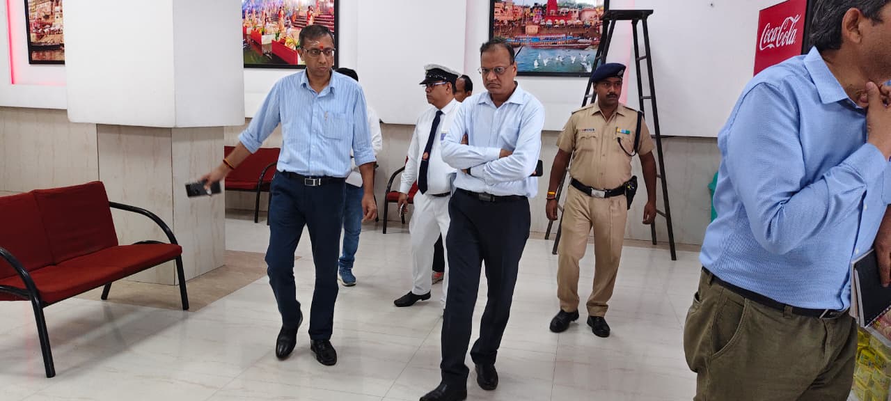 बनारस रेलवे स्टेशन पर यात्री सुविधाओं का निरीक्षण