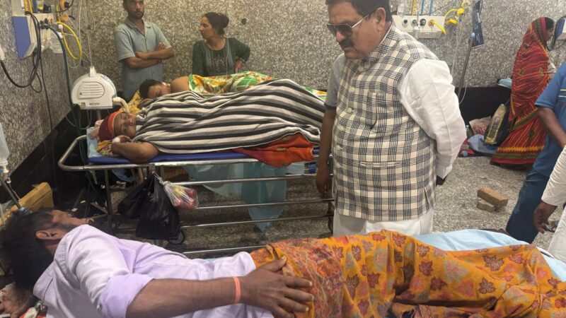 विधायक डॉ. अवधेश सिंह ने ट्रॉमा सेंटर में जाकर मकान ढहने से घायल दंपती का लिया हालचालपिंडरा