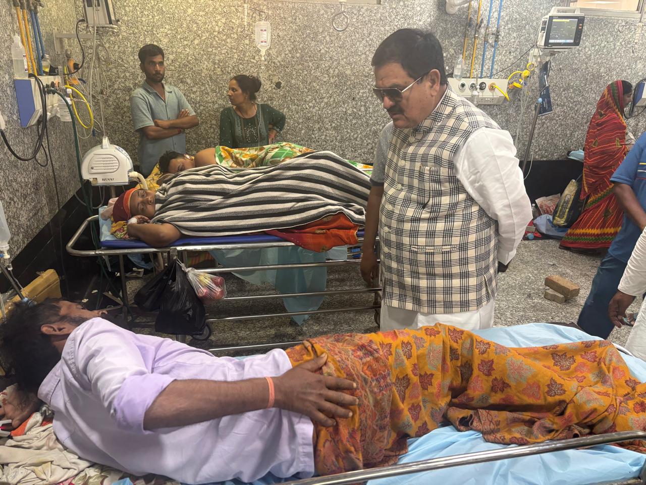 विधायक डॉ. अवधेश सिंह ने ट्रॉमा सेंटर में जाकर मकान ढहने से घायल दंपती का लिया हालचालपिंडरा
