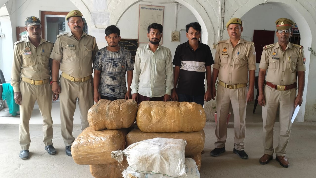चंदौली : ट्रक में नारियल के नीचे छिपाकर रखे 149 किलो गांजा के साथ तीन तस्कर गिरफ्तार