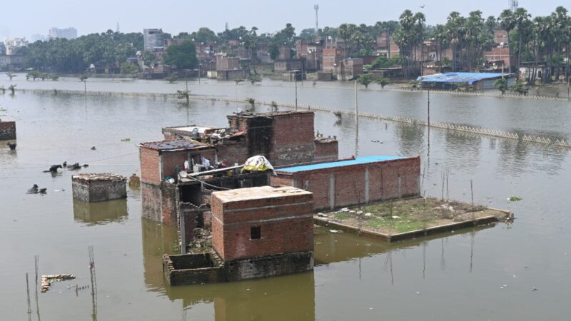 पूर्वांचल में नदियों का जलस्तर बढ़ा, गंगा वाराणसी में खतरे के निशान के करीब