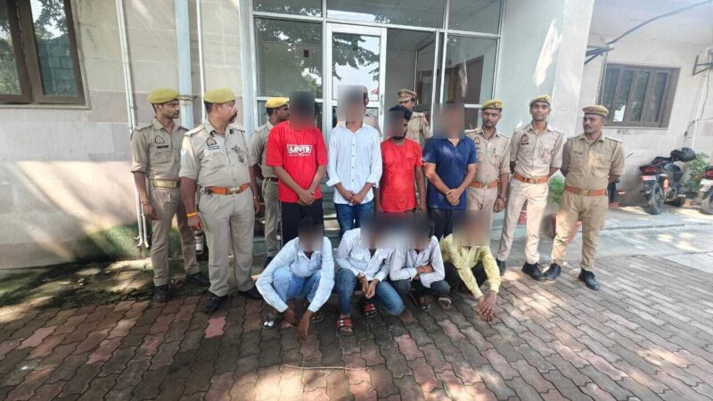 वाराणसी में फर्जी अकाउंट गैंग का भंडाफोड़, 8 गिरफ्तार – आधार, पैन और मोबाइल से करते थे ठगी