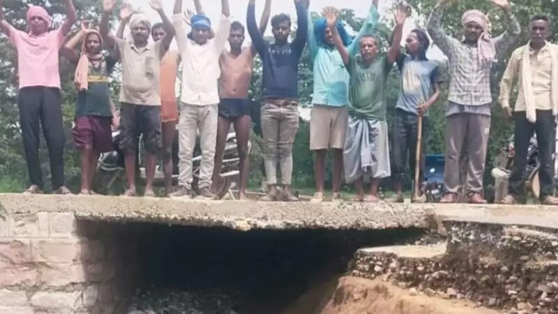 नौगढ़ में गहिला बाबा मार्ग की पुलिया टूटने पर ग्रामीणों का हंगामा