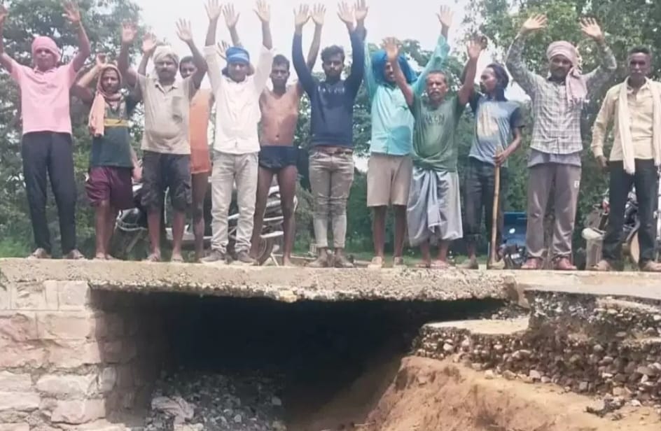 नौगढ़ में गहिला बाबा मार्ग की पुलिया टूटने पर ग्रामीणों का हंगामा