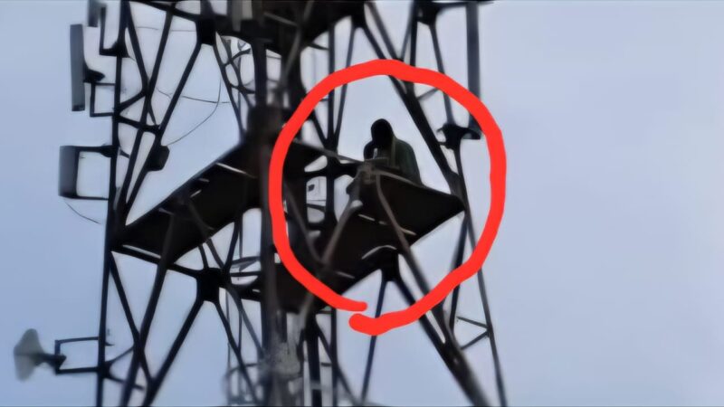 प्रेमिका से शादी की जिद में मोबाइल टावर पर चढ़ा युवक, 6:30 घंटे बाद पुलिस ने उतारा