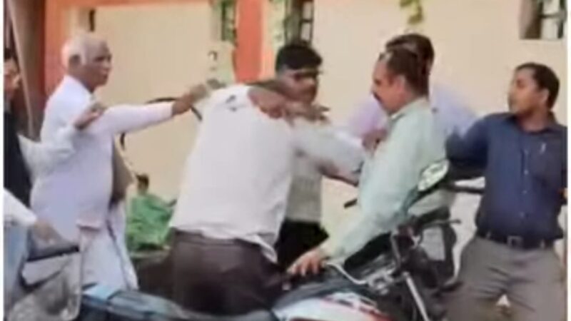 वाराणसी सदर तहसील में वकील और लेखपालों के बीच मारपीट, वीडियो वायरल – वकीलों में आक्रोश