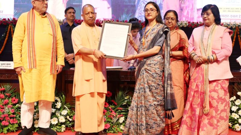 मुख्यमंत्री ने 2,425 मुख्य सेविकाओं और 13 फार्मासिस्टों को सौंपे नियुक्ति पत्र