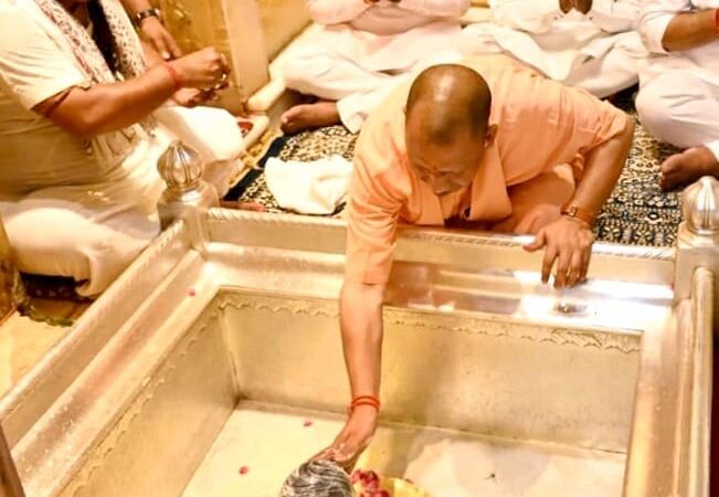 मुख्यमंत्री योगी ने काशी विश्वनाथ व काल भैरव का किया दर्शन-पूजन