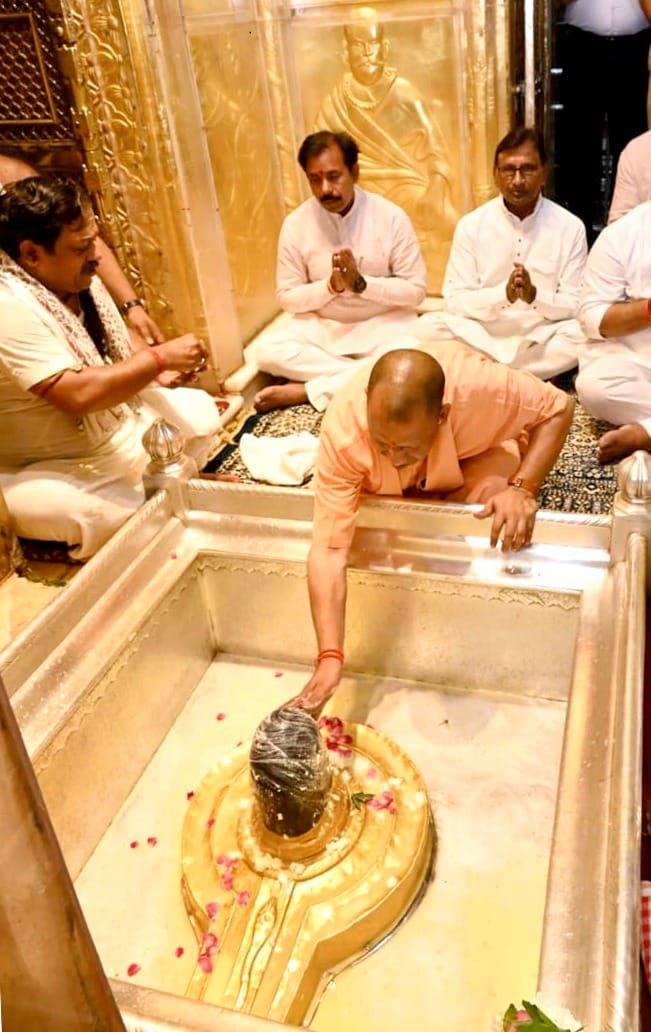 मुख्यमंत्री योगी ने काशी विश्वनाथ व काल भैरव का किया दर्शन-पूजन