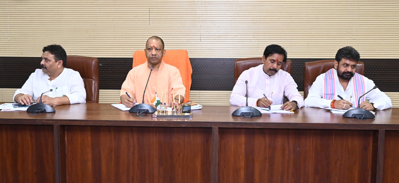 मुख्यमंत्री योगी ने बाढ़ राहत, विकास और कानून व्यवस्था पर दिया जोर