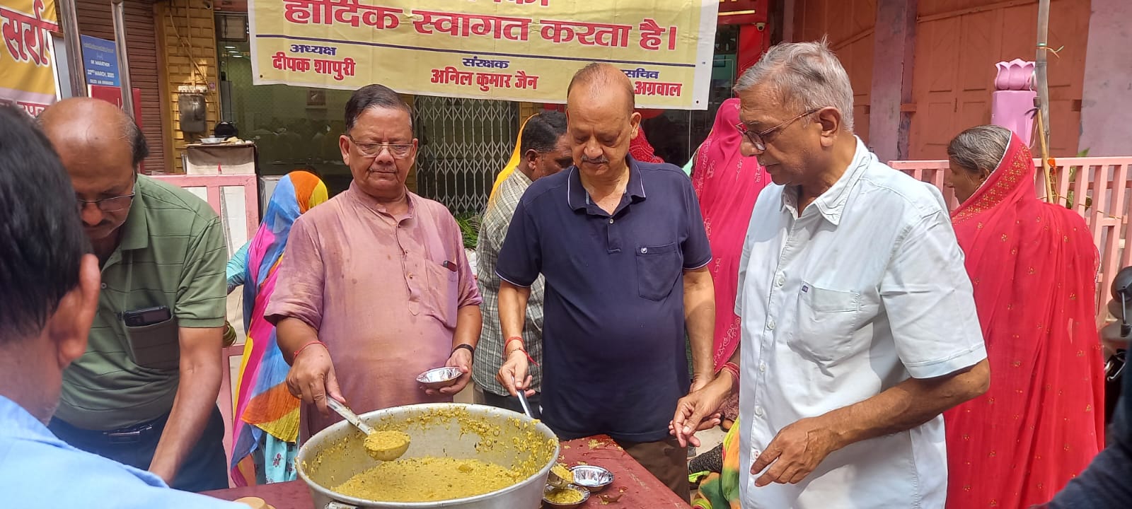 संकल्प अन्नक्षेत्र की ओर से श्रद्धालुओं में प्रसाद वितरण और जल सेवा