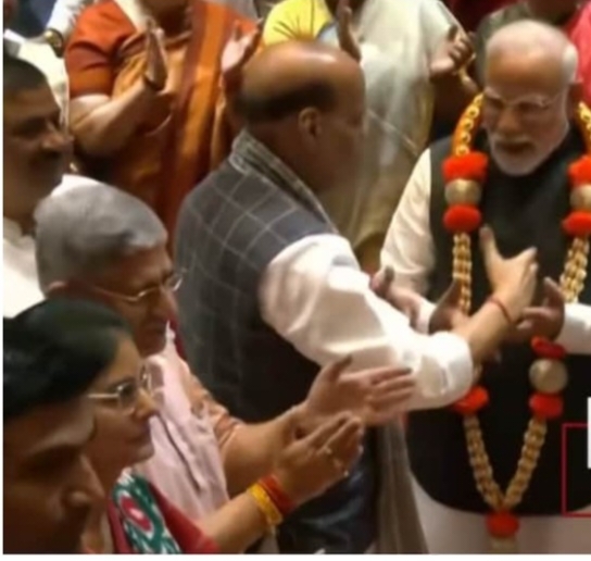 सिंदूर’ और ‘महादेव’ पर प्रस्ताव पारित,एनडीए संसदीय दल की बैठक में पीएम मोदी का सम्मान