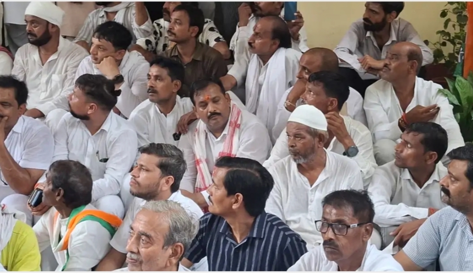 वाराणसी : कांग्रेसियों ने लगाए ‘वोट-चोर गद्दी छोड़’ के नारे