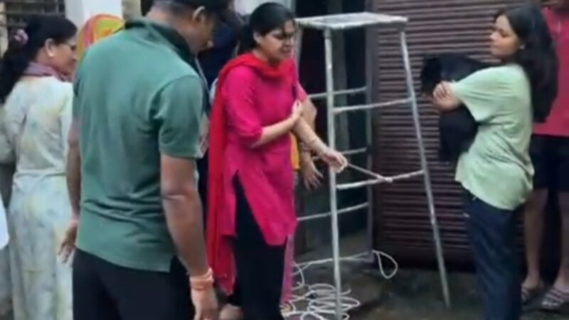 कबीर नगर में शराब की दुकान पर हंगामा, महिलाओं ने पेटियाँ फेंकी बाहर