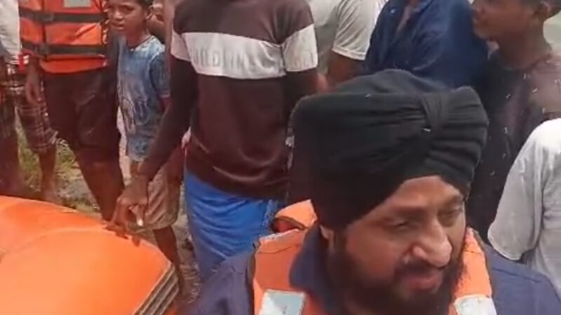 बाढ़ प्रभावित गांवों में जनकल्याण समिति ने किया राहत सामग्री का वितरण