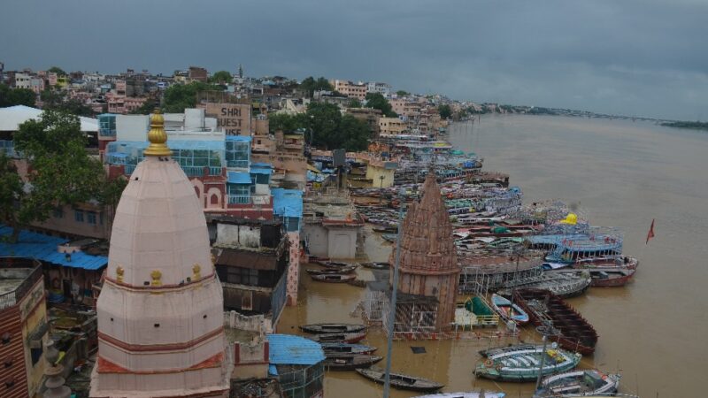 गंगा का जलस्तर चेतावनी के पार, वाराणसी में बाढ़ से 26 गांव और 21 मोहल्ले प्रभावित