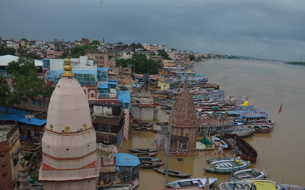 गंगा का जलस्तर चेतावनी के पार, वाराणसी में बाढ़ से 26 गांव और 21 मोहल्ले प्रभावित