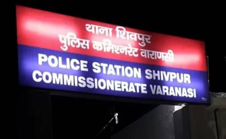 शिवपुर थाने पर लेखपालों का हंगामा, वकील पर मुकदमा दर्ज कराने की मांग