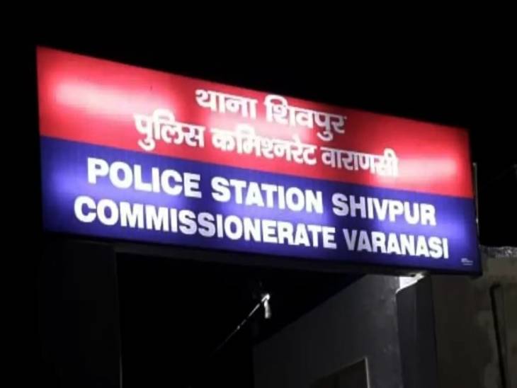 शिवपुर थाने पर लेखपालों का हंगामा, वकील पर मुकदमा दर्ज कराने की मांग