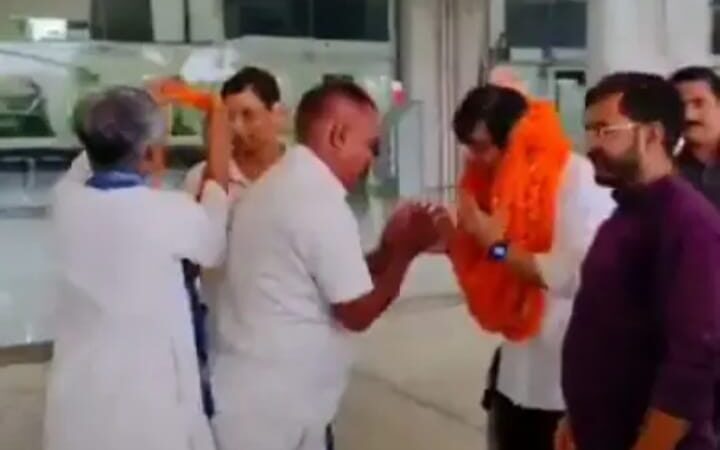 बसपा के राष्ट्रीय संयोजक का एयरपोर्ट पर हुआ भव्य स्वागत