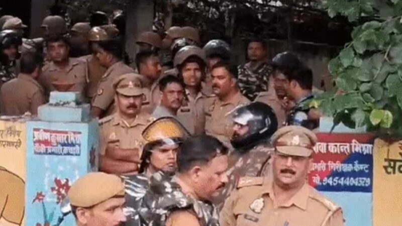 वाराणसी कचहरी में बवाल: वकीलों ने दरोगा को पीटा, भारी पुलिस बल तैनात