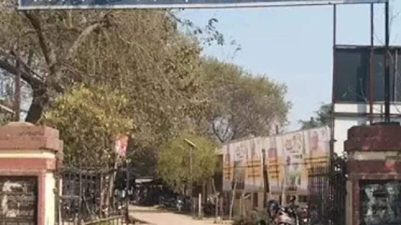 राजातालाब : तहसील में वकीलों का जोरदार प्रदर्शन