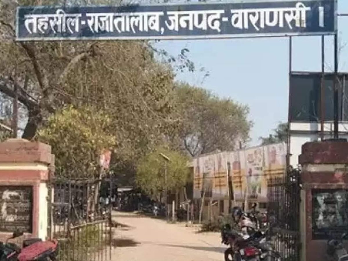 राजातालाब : तहसील में वकीलों का जोरदार प्रदर्शन