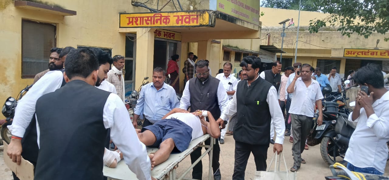 सड़क हादसे में सिविल बार अध्यक्ष प्रभु सिंह कुशवाहा गंभीर, रिफर