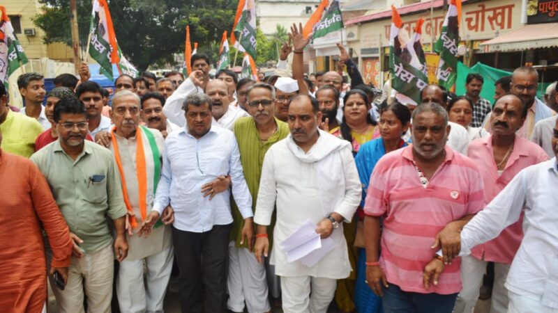 नगर निगम पर कांग्रेस का घेराव, वाराणसी की बदहाली पर सौंपा ज्ञापन