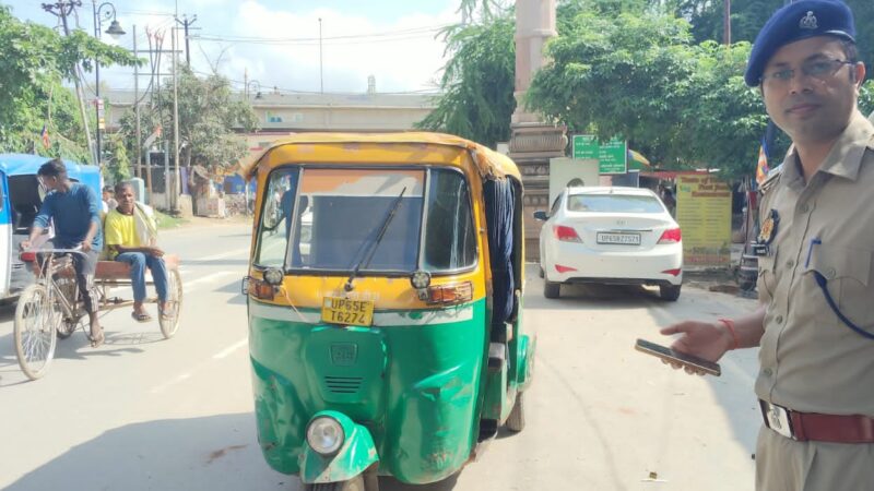 यातायात नियमों के उल्लंघन पर एसीपी सारनाथ की सख्त कार्रवाई