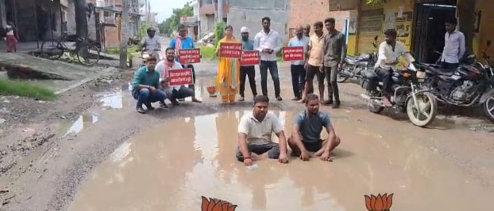 ककरमत्ता में जर्जर सड़कों और जल-जमाव के खिलाफ जोरदार प्रदर्शन