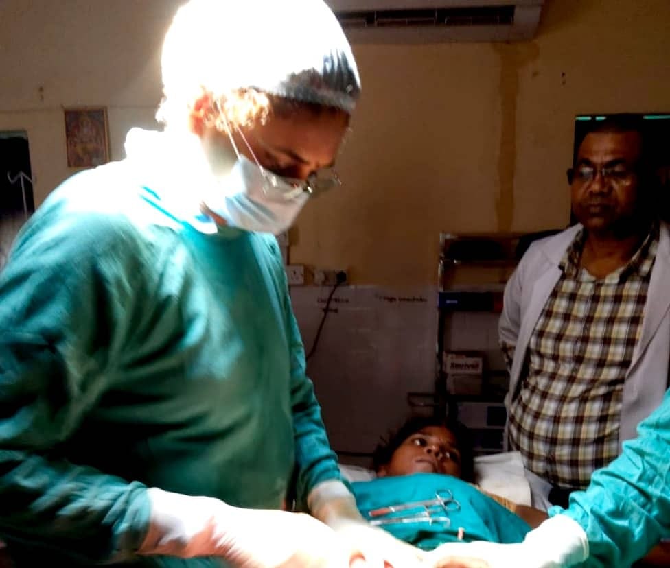 सीएचसी पिंडरा में ओवेरियन सिस्ट और सिजेरियन ऑपरेशन सफल